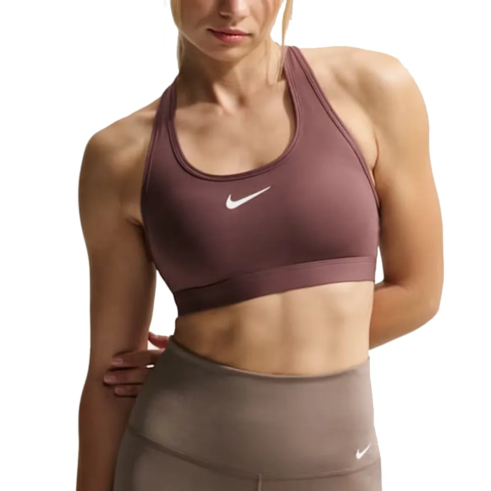 Mulher loira usando top esportivo marrom Nike com logo visível, vista frontal